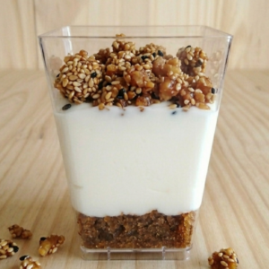 Yogur griego con nueces, sésamo y panela