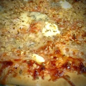 Pizza de quesos y nueces