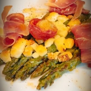 Espárragos verdes, queso de cabra y jamón
